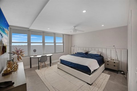 Condo in Miami Beach, Florida, 2 bedrooms  № 1861920 - photo 10