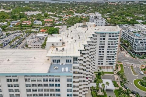 Condo in Miami Beach, Florida, 2 bedrooms  № 1861920 - photo 2