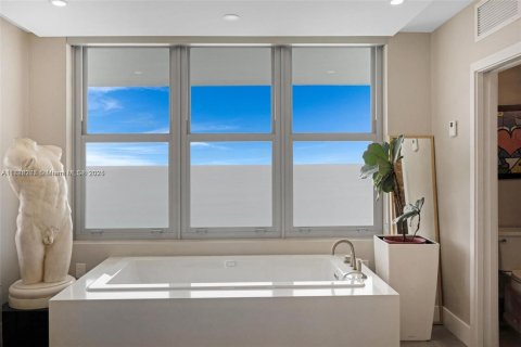 Condo in Miami Beach, Florida, 2 bedrooms  № 1861920 - photo 15