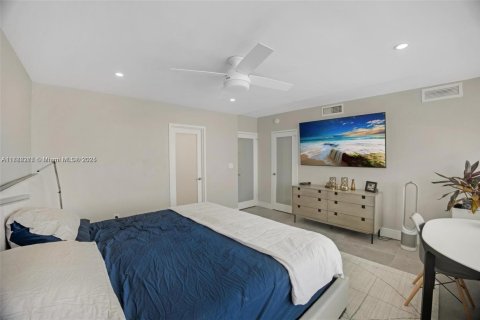 Condo in Miami Beach, Florida, 2 bedrooms  № 1861920 - photo 23