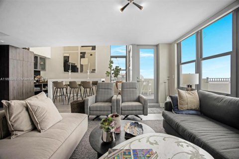Condo in Miami Beach, Florida, 2 bedrooms  № 1861920 - photo 11