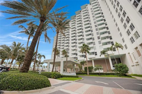 Condo in Miami Beach, Florida, 2 bedrooms  № 1861920 - photo 4