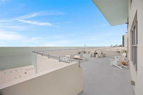 Condo in Miami Beach, Florida, 2 bedrooms  № 1861920 - photo 1