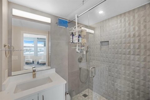 Condo in Miami Beach, Florida, 2 bedrooms  № 1861920 - photo 26