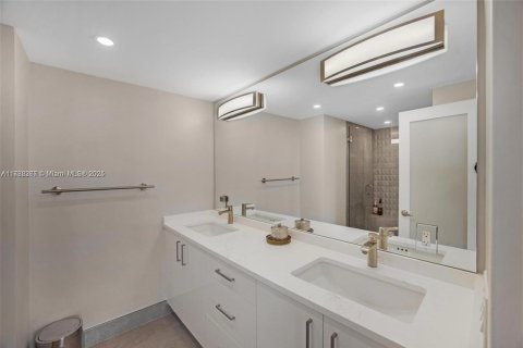 Condo in Miami Beach, Florida, 2 bedrooms  № 1861920 - photo 18