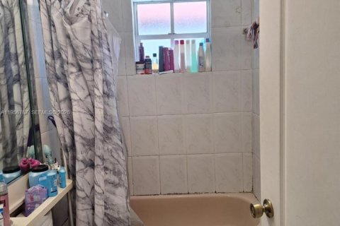 House in Miami, Florida 3 bedrooms, 122.54 sq.m. № 2046754 - photo 9