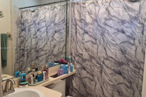 House in Miami, Florida 3 bedrooms, 122.54 sq.m. № 2046754 - photo 10