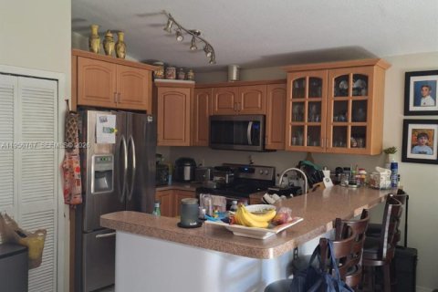 House in Miami, Florida 3 bedrooms, 122.54 sq.m. № 2046754