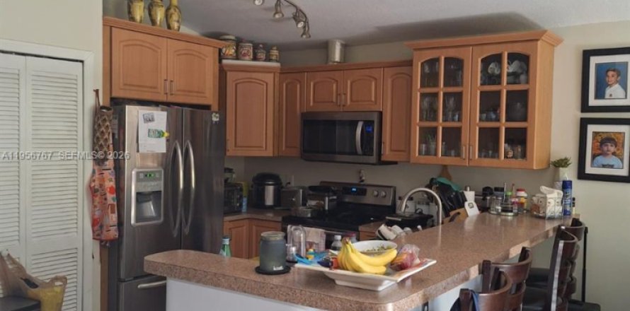 House in Miami, Florida 3 bedrooms, 122.54 sq.m. № 2046754