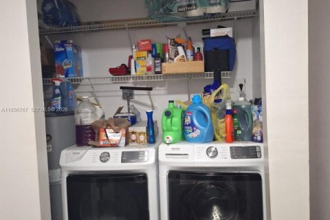 House in Miami, Florida 3 bedrooms, 122.54 sq.m. № 2046754 - photo 11