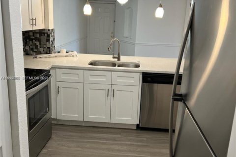 Condominio en alquiler en Coral Springs, Florida, 2 dormitorios, 90.58 m2 № 2055457 - foto 3