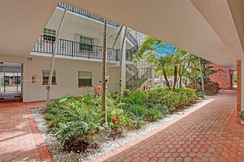 Condo in Fort Lauderdale, Florida, 1 bedroom  № 1711355 - photo 1