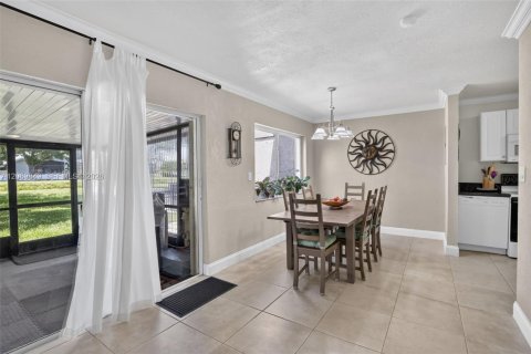Townhouse in Sunrise, Florida 3 bedrooms, 125.7 sq.m. № 2302084 - photo 13