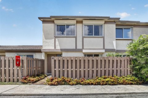 Townhouse in Sunrise, Florida 3 bedrooms, 125.7 sq.m. № 2302084 - photo 3