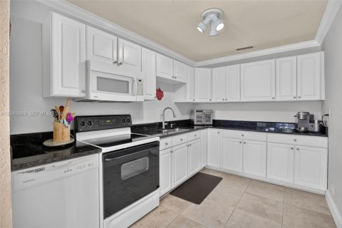 Townhouse in Sunrise, Florida 3 bedrooms, 125.7 sq.m. № 2302084 - photo 18