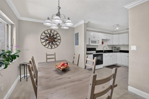 Townhouse in Sunrise, Florida 3 bedrooms, 125.7 sq.m. № 2302084 - photo 12