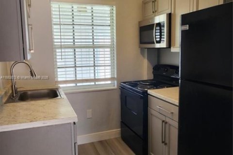 Villa ou maison à louer à Miami, Floride: 2 chambres, 77.48 m2 № 1931978 - photo 14