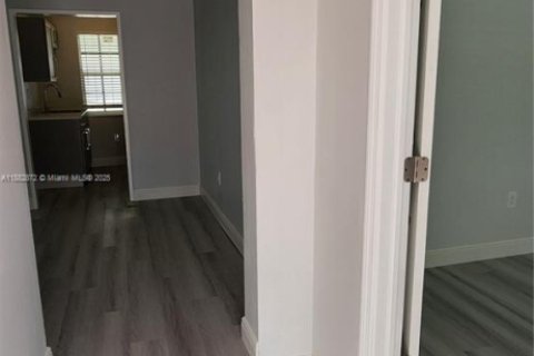 Villa ou maison à louer à Miami, Floride: 2 chambres, 77.48 m2 № 1931978 - photo 5