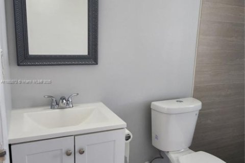 Villa ou maison à louer à Miami, Floride: 2 chambres, 77.48 m2 № 1931978 - photo 12