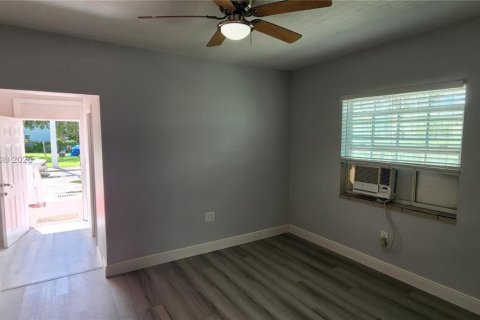 Villa ou maison à louer à Miami, Floride: 2 chambres, 77.48 m2 № 1931978 - photo 9