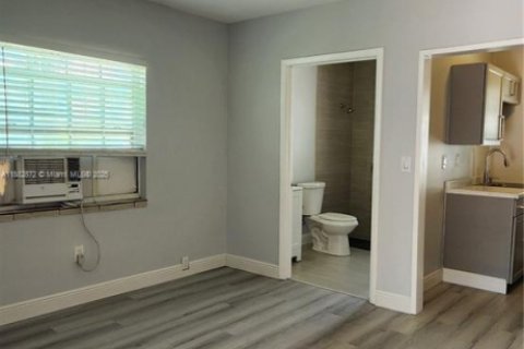 Villa ou maison à louer à Miami, Floride: 2 chambres, 77.48 m2 № 1931978 - photo 11