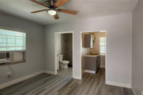 Villa ou maison à louer à Miami, Floride: 2 chambres, 77.48 m2 № 1931978 - photo 3