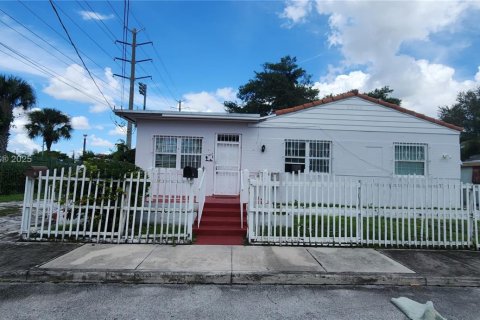Villa ou maison à louer à Miami, Floride: 2 chambres, 77.48 m2 № 1931978 - photo 2