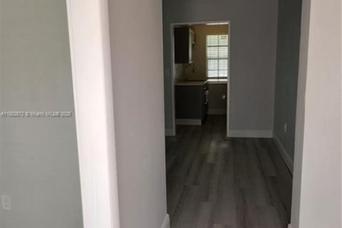 Villa ou maison à louer à Miami, Floride: 2 chambres, 77.48 m2 № 1931978 - photo 4