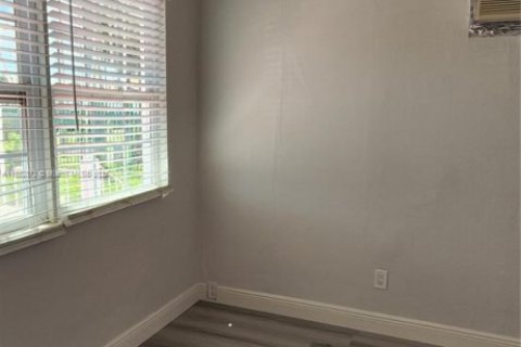 Villa ou maison à louer à Miami, Floride: 2 chambres, 77.48 m2 № 1931978 - photo 8