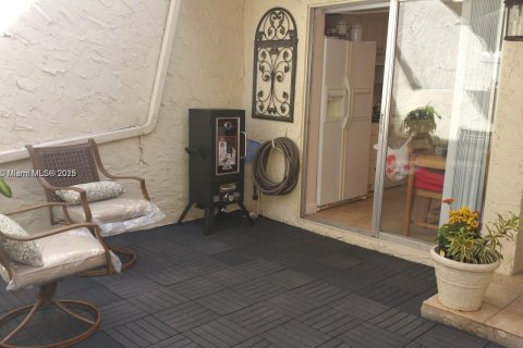 House in Tamarac, Florida 2 bedrooms, 92.9 sq.m. № 1967254 - photo 6