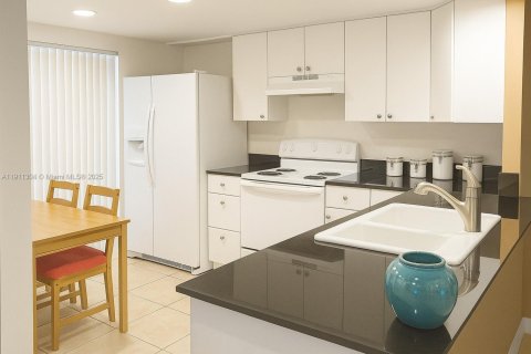 House in Tamarac, Florida 2 bedrooms, 92.9 sq.m. № 1967254 - photo 2