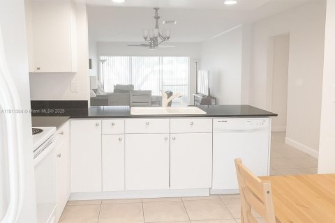 House in Tamarac, Florida 2 bedrooms, 92.9 sq.m. № 1967254 - photo 3