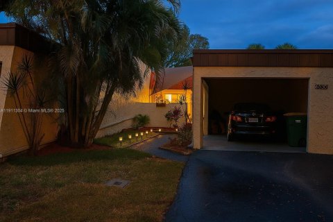 House in Tamarac, Florida 2 bedrooms, 92.9 sq.m. № 1967254 - photo 1
