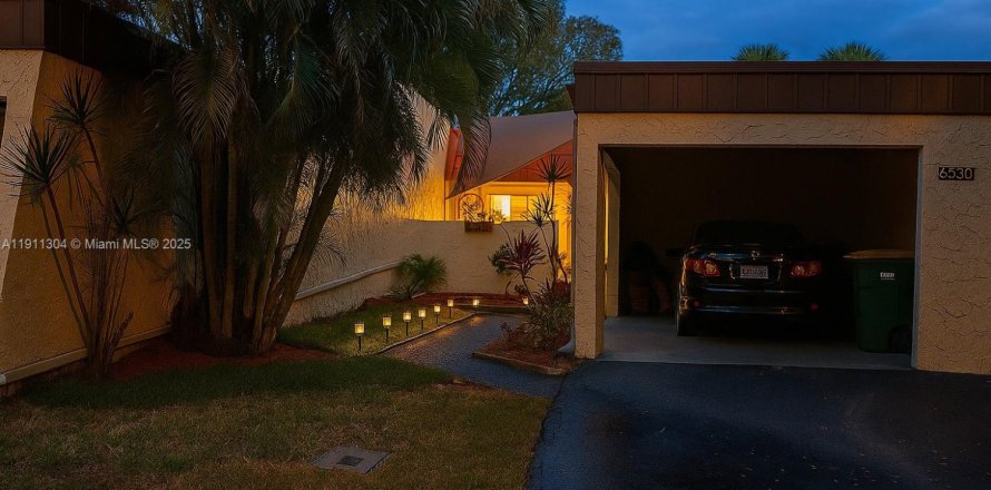 House in Tamarac, Florida 2 bedrooms, 92.9 sq.m. № 1967254