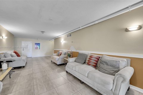 Condominio en alquiler en Plantation, Florida, 1 dormitorio, 61.32 m2 № 2030499 - foto 19