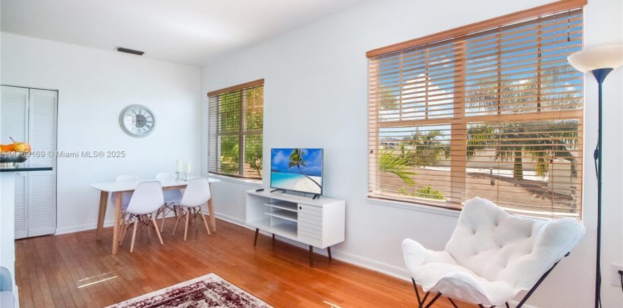 Condominio en Miami Beach, Florida, 1 dormitorio  № 1692761