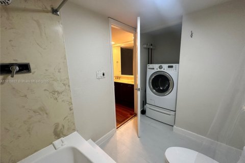 Condo in Miami, Florida, 1 bedroom  № 2194086 - photo 28