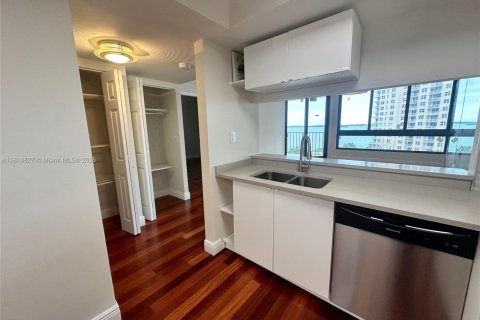 Condo in Miami, Florida, 1 bedroom  № 2194086 - photo 18