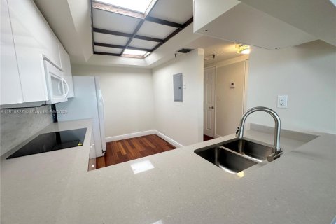 Condo in Miami, Florida, 1 bedroom  № 2194086 - photo 12