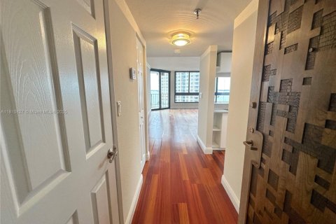 Condo in Miami, Florida, 1 bedroom  № 2194086 - photo 4