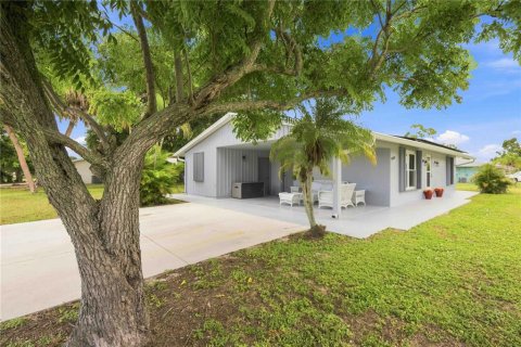 House in Port Charlotte, Florida 2 bedrooms, 114.08 sq.m. № 2341815