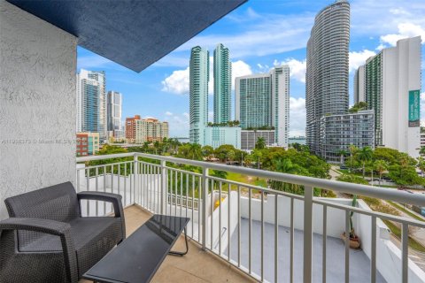 Condo in Miami, Florida, 3 bedrooms  № 1973195 - photo 15