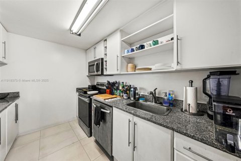 Condo in Miami, Florida, 3 bedrooms  № 1973195 - photo 29