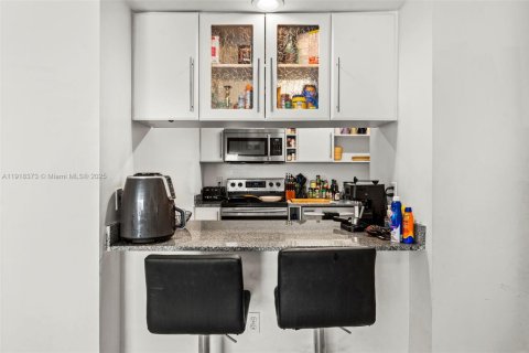 Condo in Miami, Florida, 3 bedrooms  № 1973195 - photo 27