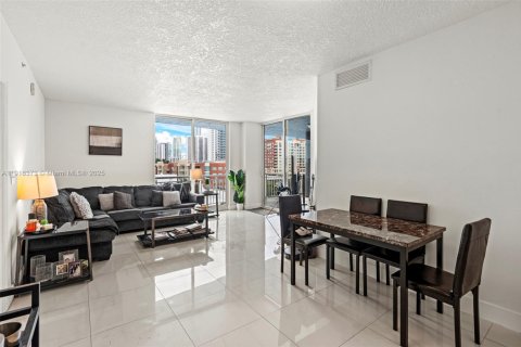 Condo in Miami, Florida, 3 bedrooms  № 1973195 - photo 26