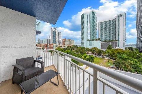 Condo in Miami, Florida, 3 bedrooms  № 1973195 - photo 14