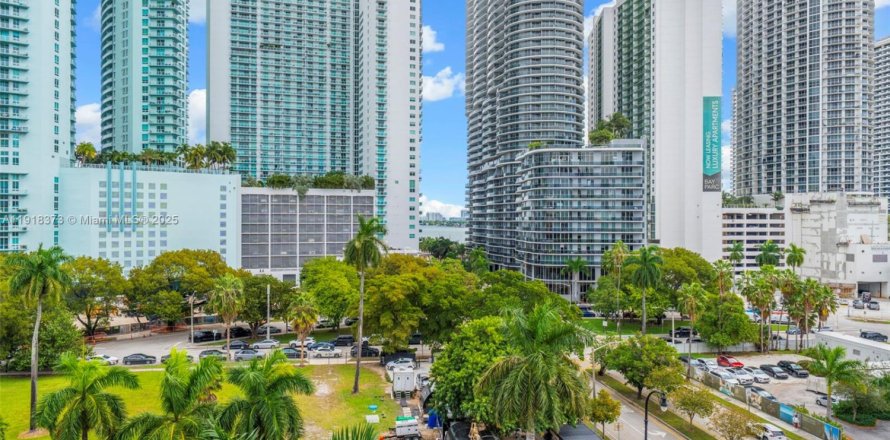 Condo in Miami, Florida, 3 bedrooms  № 1973195