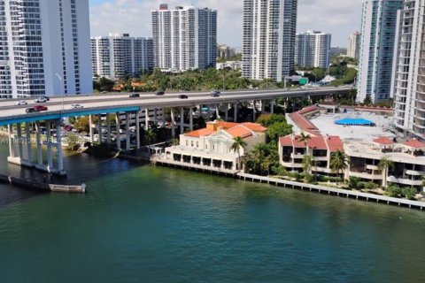 Купить кондоминиум в Санни-Айлс-Бич, Флорида 1 спальня, 92.9м2, № 2044115 - фото 2