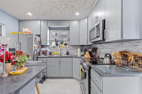 House in North Miami Beach, Florida 3 bedrooms, 115.94 sq.m. № 2391889 - photo 9