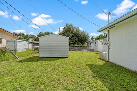 House in North Miami Beach, Florida 3 bedrooms, 115.94 sq.m. № 2391889 - photo 28